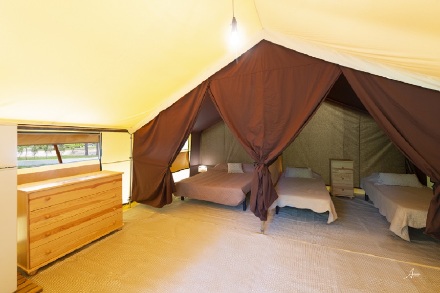 Wood and canvas tent / Eco-lodge